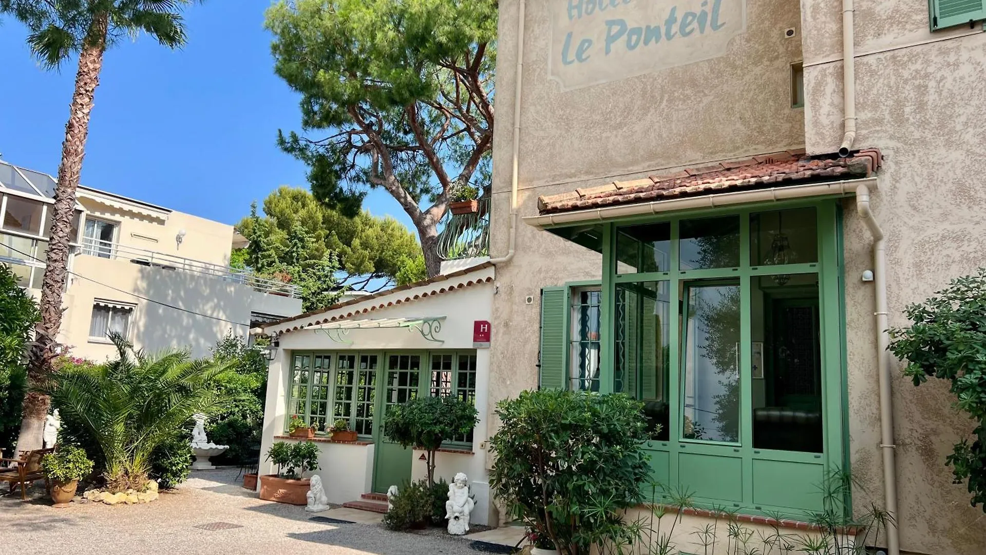 Hotel Le Ponteil Antibes 2*,  France